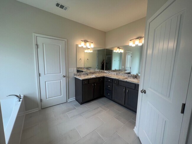 Building Photo - 5 bedroom, 3 bath home in Savannah, near I-16