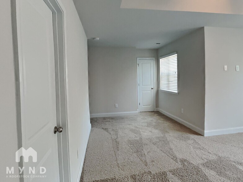Building Photo - 10170 Benton Woods Dr