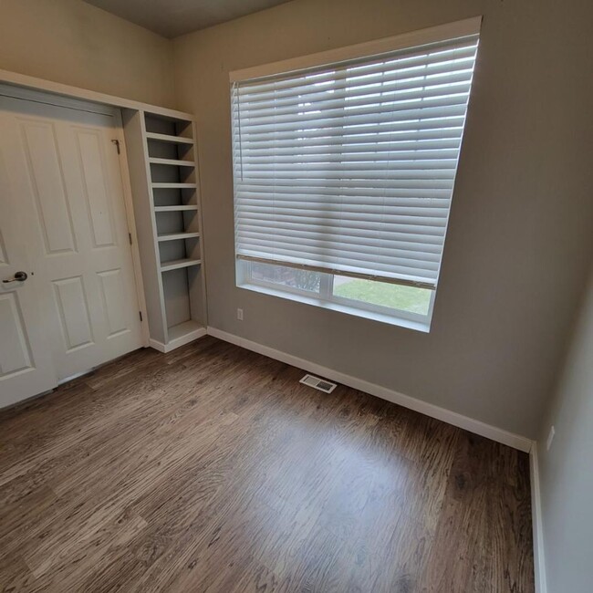 Building Photo - 4 Bedroom plus den, Lacey/Meridian Campus ...
