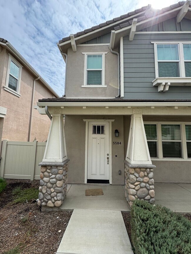 Building Photo - Modern 4-Bed, 2.5-Bath Detached Townhouse ...