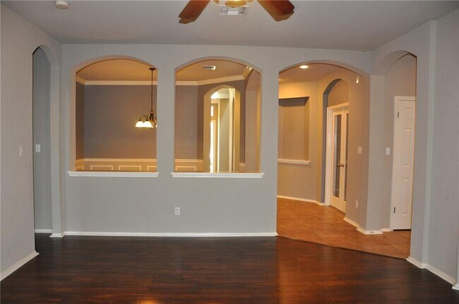 Building Photo - 507 Las Colinas Dr