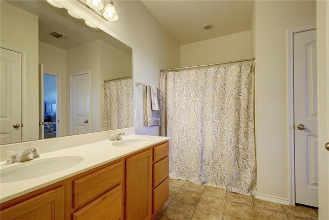 Building Photo - 5820 Sardinia Dr