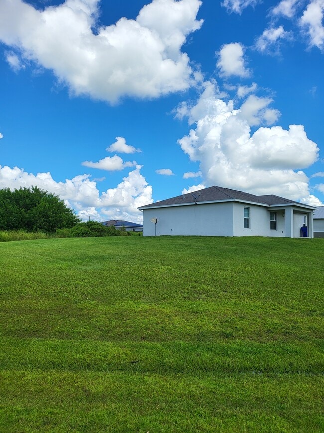 Building Photo - 9020 S Indio Cir