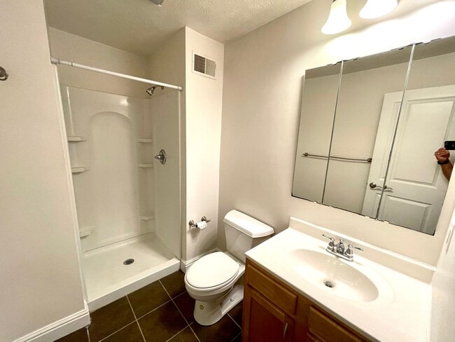 Building Photo - Amazing 4 Bedroom House! Hardwood, 2.5 Baths Stainless, A/C