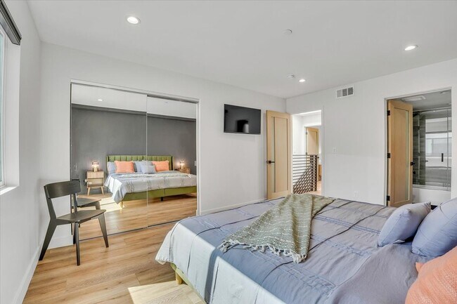 Building Photo - 14541 Weddington St