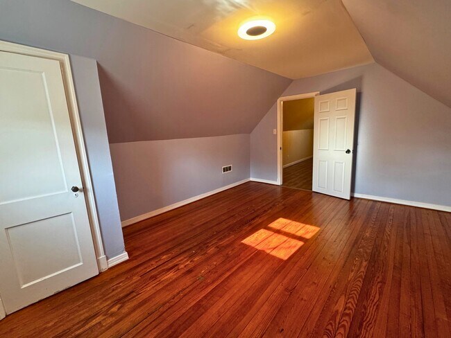 Building Photo - Beautiful and Spacious 4BD 2BA Single-Family Home in Arlington Heights