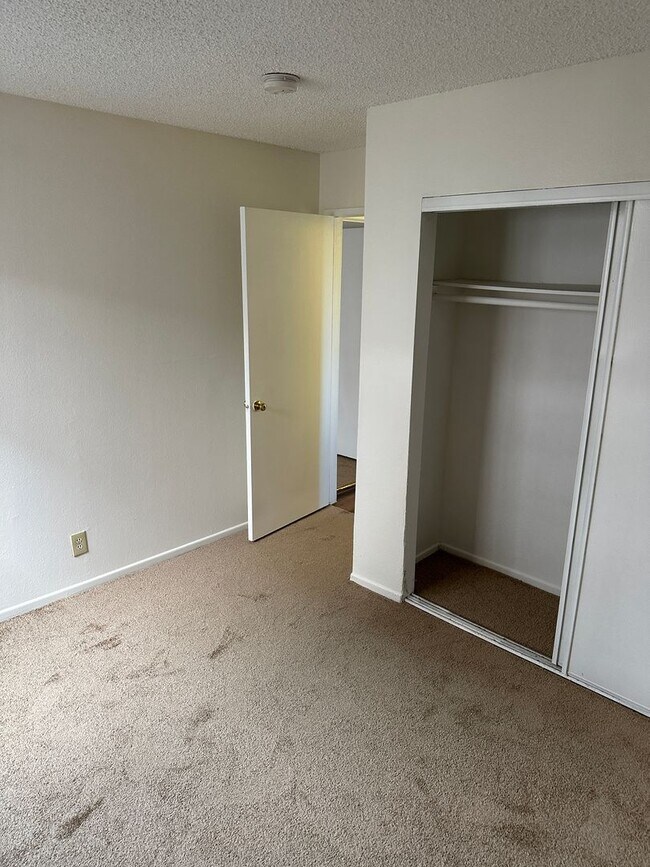 Building Photo - 2-Bedroom First-Floor Condo with Utilities...