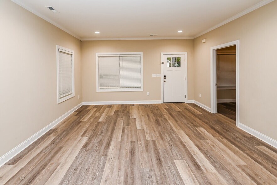 Building Photo - 2118 Ravendale St