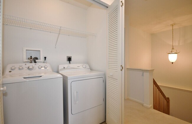 Building Photo - 3 Bedroom Townhouse