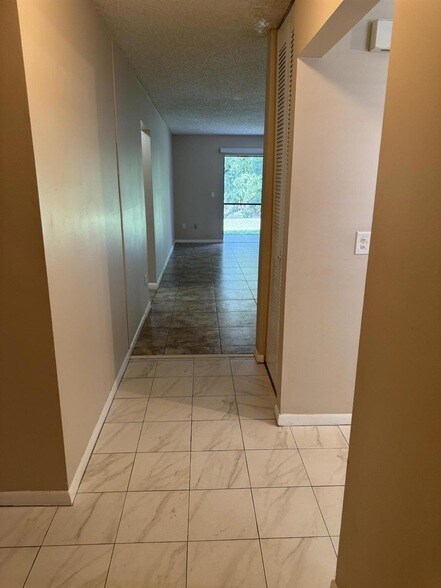 Building Photo - 1403 Lakeview Dr E
