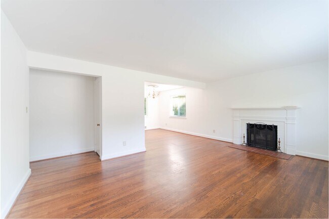 Building Photo - 50's Rambler with 5 BR & 3 BA in One of the Best Locations in Arlington