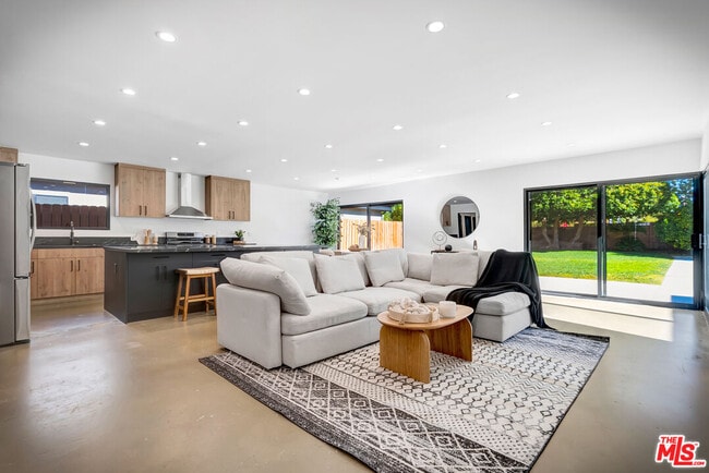 Building Photo - 6236 Sale Ave