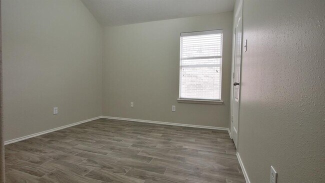 Building Photo - 1319 Colonial Manor Dr