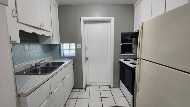 Building Photo - Beautiful & Cozy 3/1 in Downtown St.Pete!! Apply for FREE This Holiday Season!