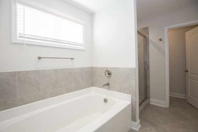 Building Photo - Charming 4 Bedroom Rental Home with Spacio...