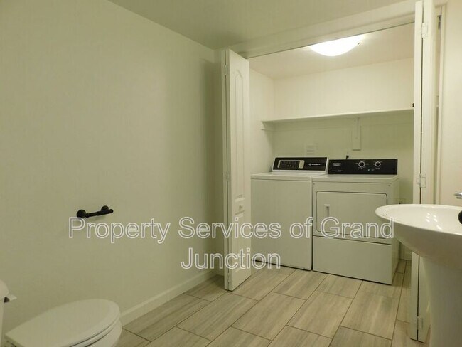 Building Photo - 657 Trinity Way