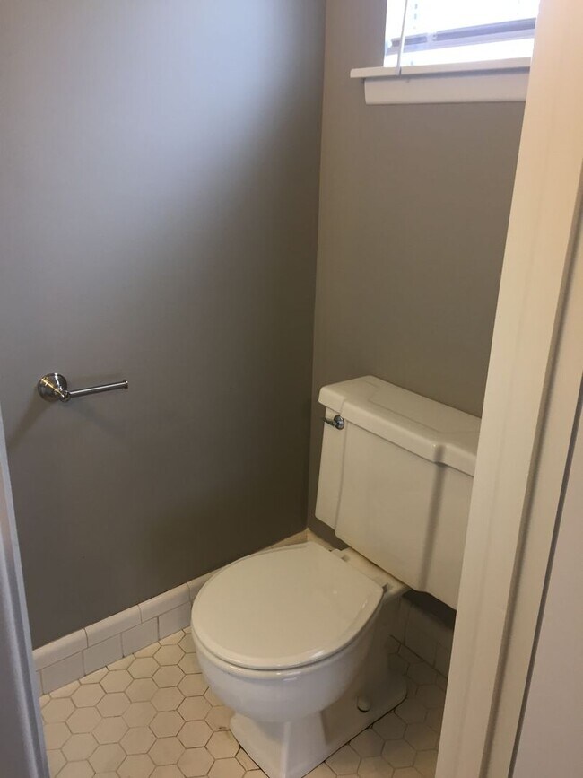 Building Photo - LARGE Spacious 5 bedroom 3 bathroom House