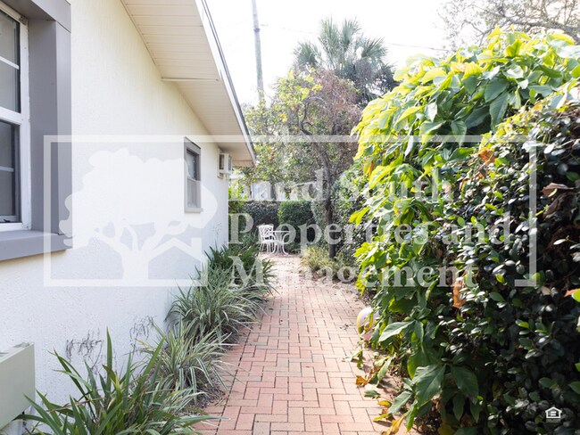 Building Photo - 327 Easton Dr