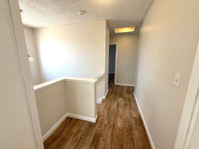 Building Photo - GORGEOUS 3BED/2.5BATH SINGLE FAMILY HOME