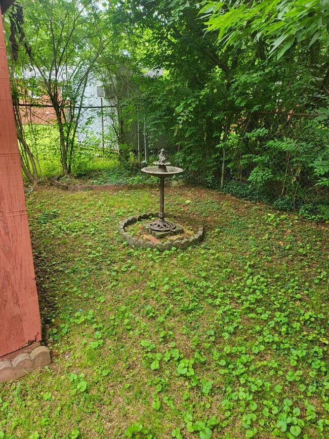 Building Photo - Nice and cozy 3 bedroom 1 bath just renovated
