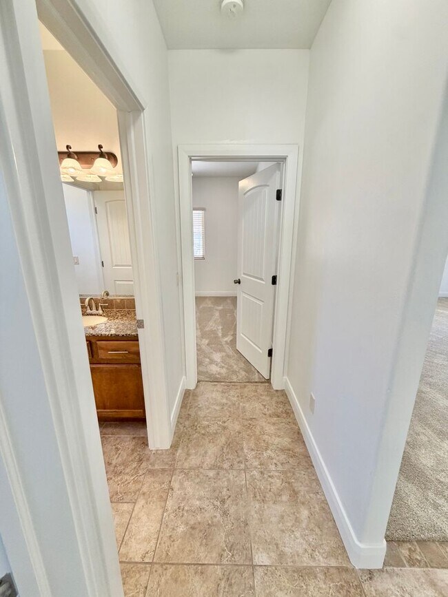 Building Photo - 988 E Silver Falls Dr