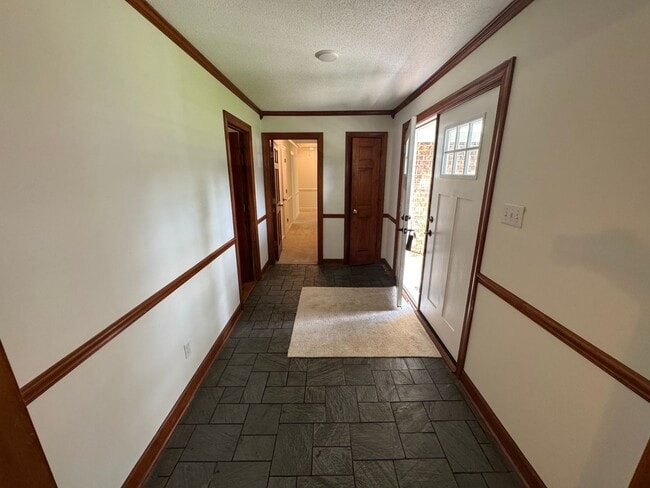 Building Photo - Spacious Rooms, Deck and Detached Garage /...