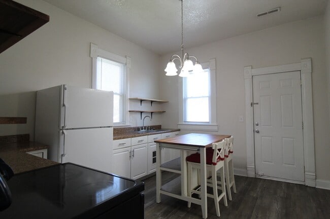 Building Photo - 1 Bedroom 1 Bath House In The Strawberry Hill Neighborhood