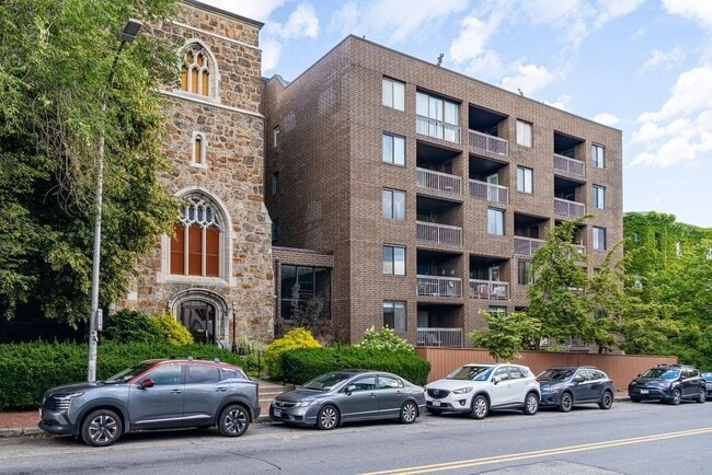 Building Photo - 321 Harvard St