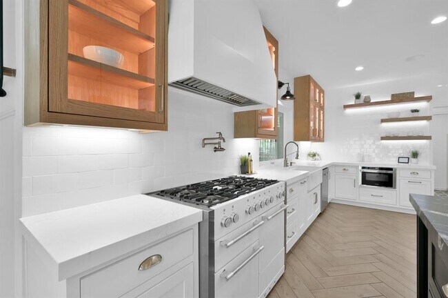 Building Photo - 35 Fernglen Dr