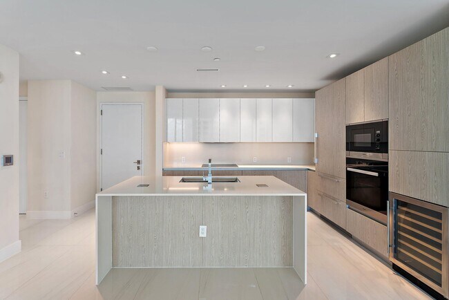 Building Photo - 3100 N Ocean Dr