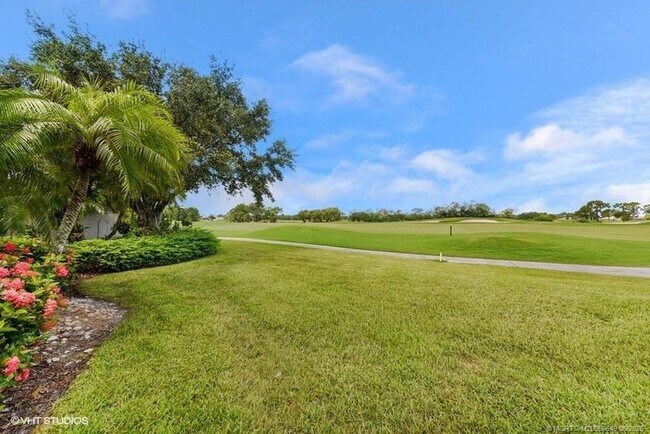 Building Photo - 8073 SE Double Tree Dr