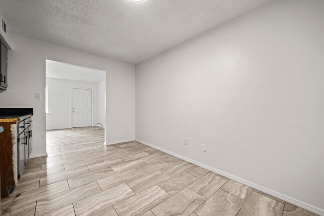 Building Photo - 825-825 S Elm St