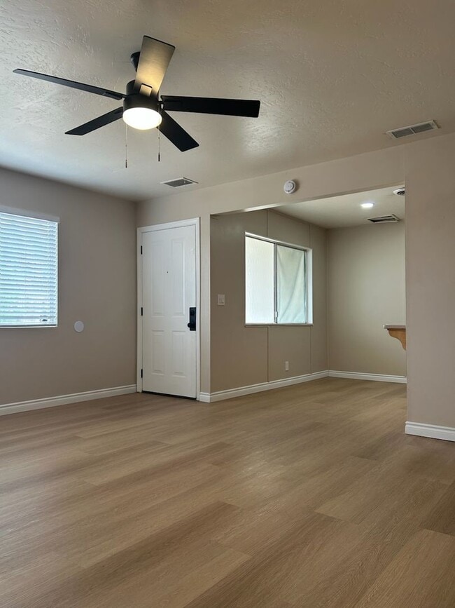 Building Photo - Please call Vaughn Realty, 760-446-6561 to set up an appointment.