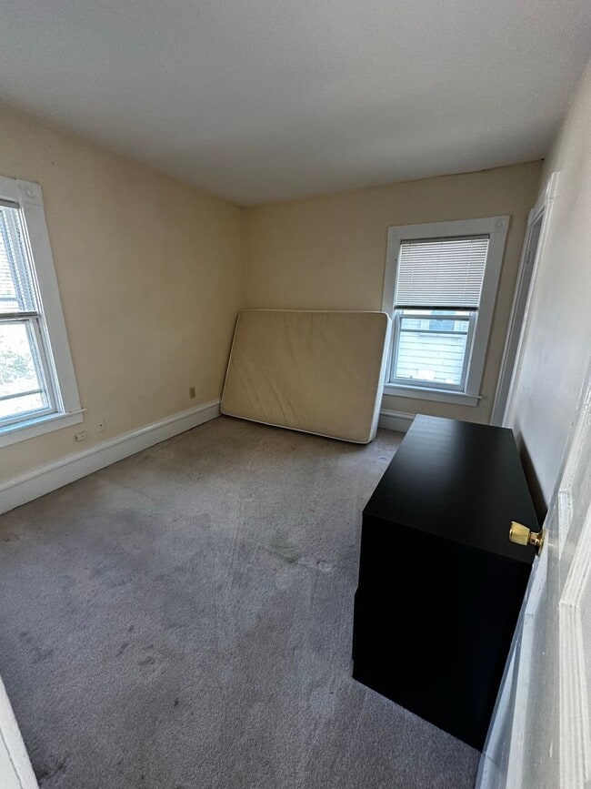 Building Photo - Newly Renovated 5 bedroom - Available June...