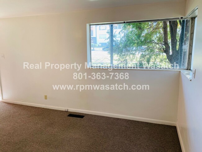 Building Photo - Check out This 2 Bedroom 1 Bathroom Salt L...