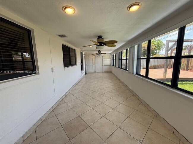 Building Photo - 1721 NE 48th Ct