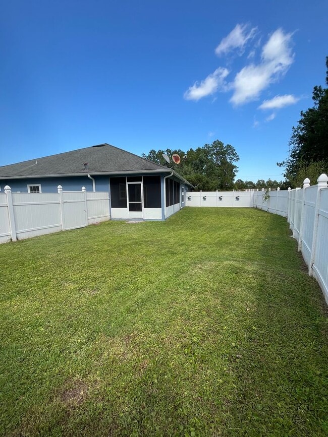 Building Photo - 204 Royal Palms Ave