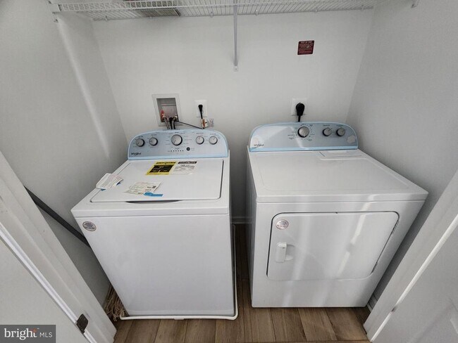 Building Photo - 437 Hillsdale Pl