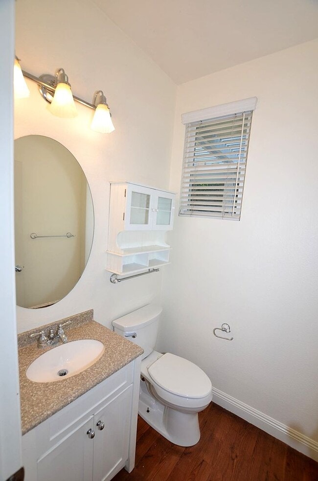 Building Photo - 4Br/3-1/2 bathroom Home