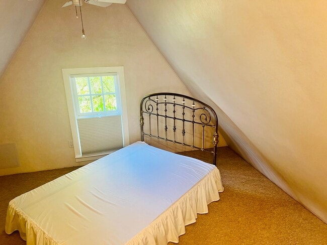 Building Photo - English Cottage Charmer meets Excellence