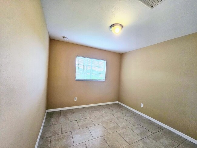 Building Photo - Move-in Ready 3 BR & 2 BA