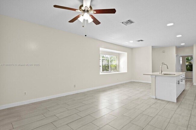 Building Photo - 2700 Creekside Dr
