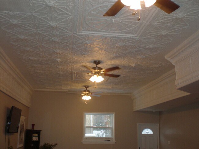 Building Photo - Cozy Rental - South Side