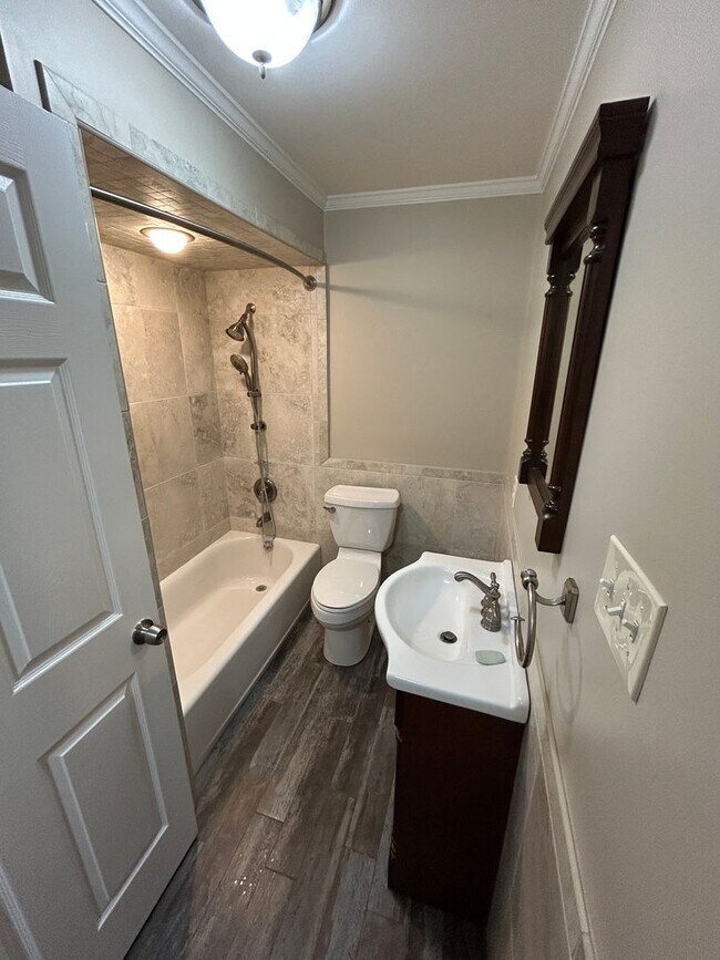 Building Photo - Charming 2 Bedroom/2.5 Bathroom home in Sandfly