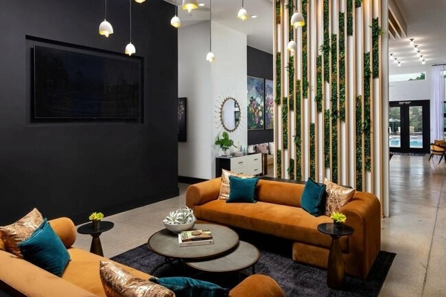 Building Photo - 5617 Oak St