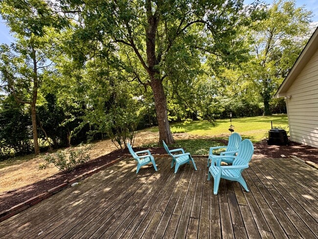 Building Photo - Idyllic Green Hills Home