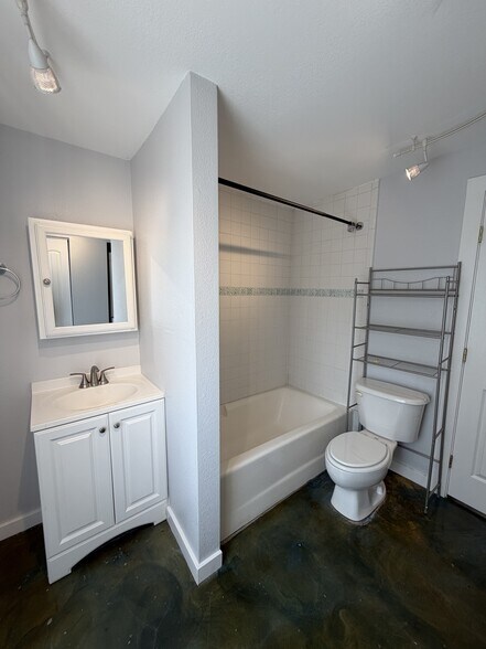 Building Photo - 2 Bed/2 Bath