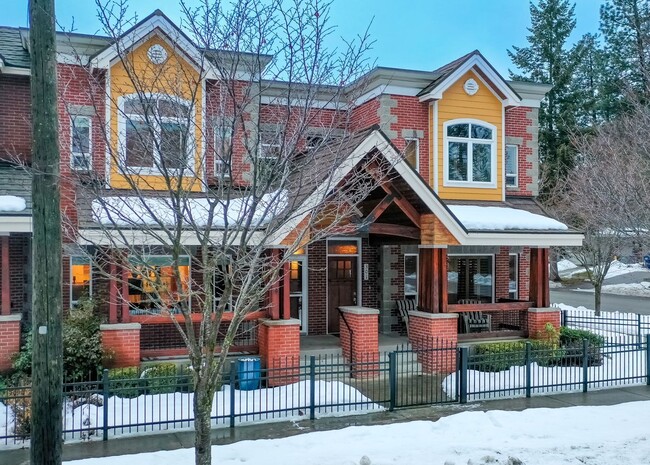 Building Photo - Executive Townhome - Walking distance to C...