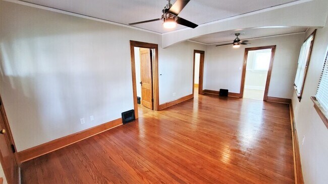 Building Photo - 1032 Maplewood Dr NE