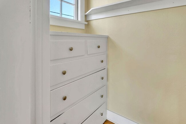 Building Photo - Great upstairs bungalow in Hillcrest with one car garage!